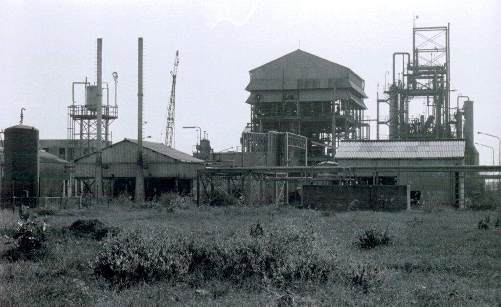 Union_Carbide_pesticide_factory,_Bhopal,_India,_1985